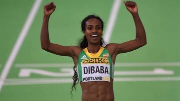 Genzebe Dibaba celebra su triunfo en la prueba de 3.000 metros en los Mundiales de Pista Cubierta en Portland.