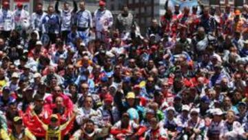 <b>FOTO DE FAMILIA. </b>Todos los participantes posaron juntos antes de tomar la salida en Mar del Plata.
