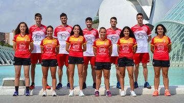 El equipo español de FEPelota posa delante del Oceanogràfic y Museo de las Ciencias de Valencia.