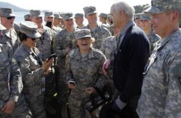 Bill Murray charla con unos miembros de la Armada de Estados Unidos.
