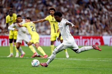 Desde los once metros: Vinicius ejecuta con frialdad el penalti que sella su doblete y consagra la remontada del Madrid.