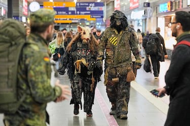 Personas disfrazadas con trajes terroríficos participan en una marcha de protesta zombi de Halloween en el centro de la ciudad de Essen, Alemania.