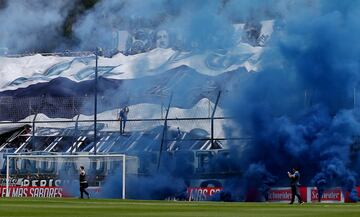 El entrenador argentino volvió al fútbol de su país como nuevo entrenador de Gimnasia La Plata. Los aficionados le aclamaron en el Estadio Juan Carmelo Zerillo.