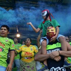 Hinchas de Santa Tecla invaden el campo para hablar con el técnico