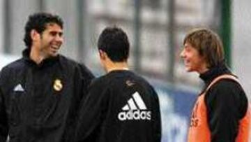 HIERRO ALECCIONÓ AL 14. Antes de empezar el entrenamiento de ayer, Hierro ejerció de capitán y conversó con Guti para darle ánimos. Raúl se incorporó finalmente a la cumbre.