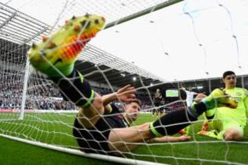 After last season's dismal 10th-place finish, Chelsea made a storming start to the campaign under new manager Antonio Conte, winning their first three games. They were 1-0 up at Swansea City and in total control of the match when the vulnerability that pl