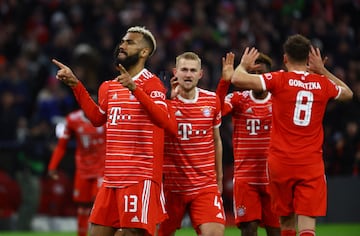 Los jugadores celebran el tanto de Choupo-Moting.