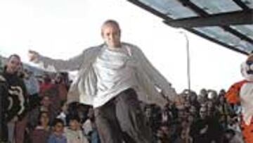 <b>FUERZA EN SUS PIERNAS.</b> Roberto Carlos tuvo ayer un encuentro con los niños y les enseñó a disparar el balón con fuerza.