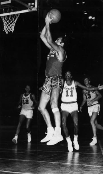 Alfonso Martínez jugó 19 temporadas consecutivas (1954-1976) en la Liga de Baloncesto española. Militó en el Barcelona, en el Real Madrid, Joventut y Breogán entre otros. Jugó con la selección española en 146 ocasiones.