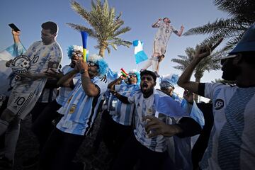 Varios grupos de ciudadanos cataríes han participado en un evento en Doha donde han apoyado a diferentes selecciones del Mundial. En la foto, en apoyo a la selección argentina. 