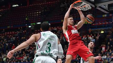 MIL01.MILÁN (ITALIA), 17/01/2018.- El jugador Kaleb Tarczewski (d) de Armani Exchange Milán encesta hoy, miércoles 17 de enero de 2018, durante un juego de la Euroliga entre Armani Exchange Milán y Unicaja Malaga, que se disput