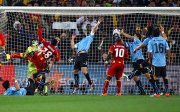 En los cuartos de final Uruguay se enfrentaba a Ghana y en el minuto 119 un remate tras córner de la selección africana iba camino de cruzar la línea de gol pero Luis Suárez despejó el balón con las manos. Expulsión y penalti que falló Asamoah Gyan y el partido acabó en la tanda de penaltis donde se impuso Uruguay. Suárez se perdió la semifinal ante Países Bajos donde perdió Uruguay 3 a 2.