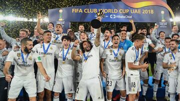 Los jugadores del Real Madrid con el Mundial de Clubes.
