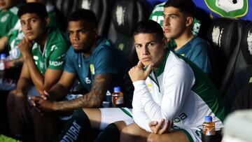 MEX8107. LEÓN (MÉXICO), 30/03/2025.- Fotografía de James Rodríguez de León en el banquillo de suplentes este domingo, previo a un partido de la jornada 13 del torneo Clausura 2025 de la Liga MX entre León y Pumas, en el estadio León en Guanajuato (México). EFE/ Luis Ramírez