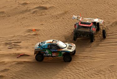 Cristina Gutiérrez y Pablo Moreno de Dacia tras un accidente durante la décima etapa. 