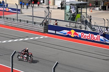 El piloto de Aprilia Racing Team, Marco Bezzecchi, cruza la línea de meta para ganar el MotGP de Estados Unidos.