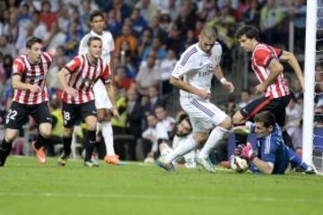 Jugada en la que Etxeita pisa a Iker Casillas.