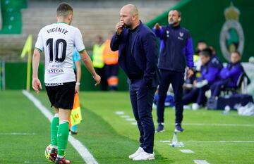 José Alberto, entrenador del Racing, dando instrucciones a su jugador Íñigo Vicente.