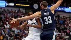 DALLAS, TX - OCTOBER 25: Dennis Smith Jr. #1 of the Dallas Mavericks passes the ball against Marc Gasol #33 of the Memphis Grizzlies in the first half at American Airlines Center on October 25, 2017 in Dallas, Texas.   Tom Pennington/Getty Images/AFP
 == FOR NEWSPAPERS, INTERNET, TELCOS &amp; TELEVISION USE ONLY ==