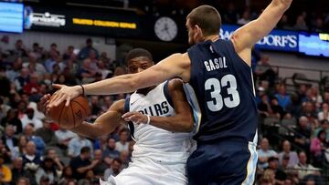 DALLAS, TX - OCTOBER 25: Dennis Smith Jr. #1 of the Dallas Mavericks passes the ball against Marc Gasol #33 of the Memphis Grizzlies in the first half at American Airlines Center on October 25, 2017 in Dallas, Texas. Tom Pennington/Getty Images/AFP
== FOR NEWSPAPERS, INTERNET, TELCOS & TELEVISION USE ONLY ==