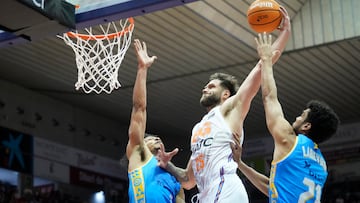 Nikola Maric intenta un mate ante Isaiah Wong y Louis Babeyrie.