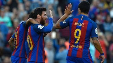 Barcelona's Argentinian forward Lionel Messi (C) celebrates a goal with Barcelona's Uruguayan forward Luis Suarez (R) and Barcelona's Brazilian forward Neymar during the Spanish league football match FC Barcelona vs Villarreal CF at the Cam