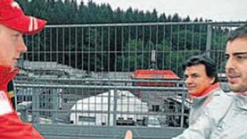 <b>FELICIDADES. </b>Alonso saludó de manera afectuosa a Raikkonen, mejor tiempo del día de ayer en Spa.