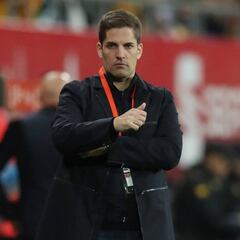 Robert Moreno sacrificará un medio por más gol en la Euro