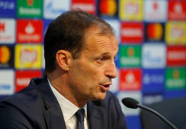 Douglas Costa: Allegri, Chiellini defend player over spitting ban