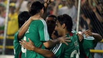 Jugadores del Tri celebran un gol ante Ecuador en la fase de grupos de la Copa Am&eacute;rica Venezuela 2007.