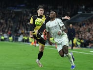 Rayo Vallecano's Romanian defender #02 Andrei Ratiu (L) fights for the ball with Real Madrid's Brazilian forward #07 Vinicius Junior during the Spanish league football match between Real Madrid CF and Rayo Vallecano at the Santiago Bernabeu stadium in Madrid on February 1, 2026. (Photo by Thomas COEX / AFP)