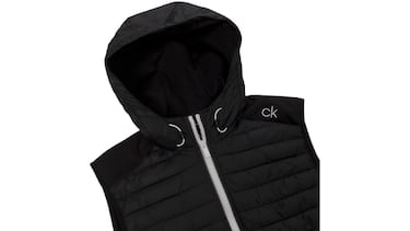 ¿Lluvia? Este chaleco de Calvin Klein es impermeable y tiene capucha