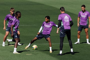 Rodrygo, en el centro de la imagen, será uno de los pocos titulares que jugará hoy en Anoeta.