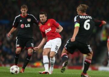 Manchester United-Bayer leverkusen. Michael Carrick del Manchester United con Stefan Kiessling y Simon Rolfes del Bayer Leverkusen durante el partido de Champions que enfrentó a ambos equipos