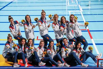 Las espa?olas posan felices con la medalla de plata. 
