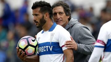 Futbol, Universidad de Chile vs Universidad Catolica
Undecima fecha, campeonato de Transicion 2017
El entrenador de Universidad Catolica Mario Salas da instrucciones a sus jugadores durante el partido de primera division contra Universidad de Chile disputado en el estadio Nacional de Santiago, Chile.
29/10/2017
Andres Pina/Photosport
Football, Universidad de Chile vs Universidad Catolica
11th date, Transition Championship 2017
Universidad Catolica's manager Mario Salas instructs his players during the first division football match against Universidad de Chile at the National stadium in Santiago, Chile.
29/10/2017
Andres Pina/Photosport