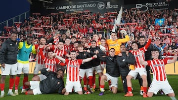 11-11-24. LOS JUGADORES DEL SPORTING POSAN DELANTE SUS SEGUIDORES TRAS EL TRIUNFO EN EL PLANTÍO.