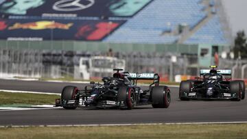 Silverstone (United Kingdom), 08/08/2020.- British Formula One driver Lewis Hamilton of Mercedes-AMG Petronas (L) and Finnish Formula One driver Valtteri Bottas of Mercedes-AMG Petronas (R) in action during the third practice session of the 70th Anniversary Formula One Grand Prix in Silverstone, Britain, 08 August 2020. (F&oacute;rmula Uno, Reino Unido) EFE/EPA/Frank Augstein / Pool