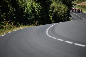 Ídolos del equipo ciclista suizo Katusha Alpecin en la ruta oficial durante una sesión de entrenamiento.