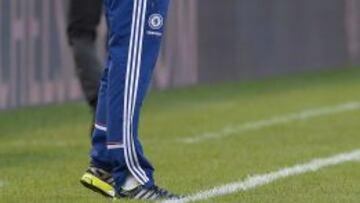 Jose Mourinho da instrucciones a sus jugadores durante el partido disputado esta pasada madrugada entre Milán y Chelsea.