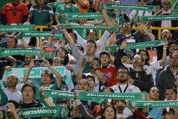 MEX63. SAN LUIS POTOSÍ (MÉXICO), 06/10/2017.- Aficionados animan a la selección mexicana hoy, viernes 06 de octubre de 2017, antes del partido ante Trinidad y Tobago por las eliminatorias de la Concacaf al Mundial de Rusia 2018, disputado entre México y T