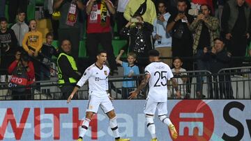 Manchester United's Portuguese striker Cristiano Ronaldo celebrates with teammates after scoring the 0-2 from the penalty spot during the UEFA Europa League group E football match between Sheriff and Manchester United at Zimbru stadium in Chisinau on September 15, 2022. (Photo by Daniel MIHAILESCU / AFP)