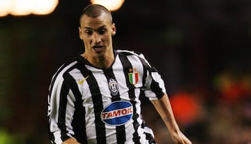 Cuando la Juventus fue descendida a Serie B por el escándalo del Calciopoli en 2006, uno de los primeros jugadores en abandonar la institución fue Ibrahimovic. Lo peor de ello, fue que se marchó con rumbo al Inter de Milán, archienemigo de los bianconeri, quienes a partir de ese momento comenzaron a llamar al flamante refuerzo del Galaxy como 'Il zíngaro', es decir, 'el gitano'.