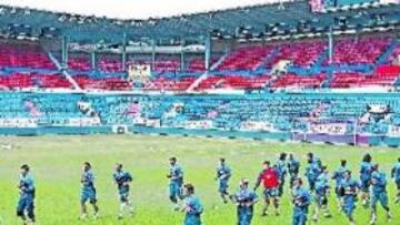 <b>EN EL ESCENARIO. </b>El Sevilla se ejercitó ayer en el Reyno de Navarra, estadio que hoy verá unas semifinales de UEFA españolas.