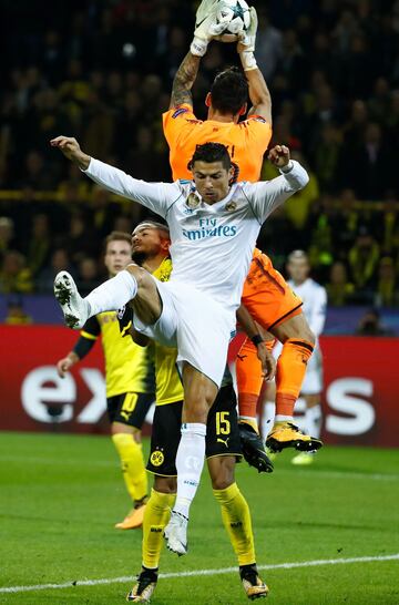 El portero  Roman Buerki y  Cristiano Ronaldo.