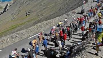 <b>PAISAJE LUNAR. </b>El grupo de los favoritos, comandado por Andy Schleck con su hermano Frank detrás de él, en su ascensión al desértico y espectacular Bonette-Restefond.