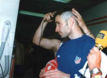 Mol¨ªna rap¨¢ndose el pelo.
