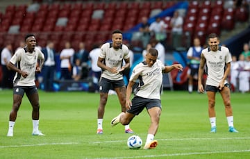 Mbappé dispara durante el entrenamiento en Varsovia.