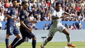 LOS PROTAGONISTAS. Brandao, de blanco, pugna con Motta, de azul, por un bal&oacute;n.
 