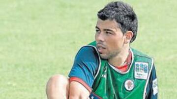 <b>SE DESPIDE. </b>Tras varios veranos de incertidumbre, se consumó la venta del canterano Javi Fuego.